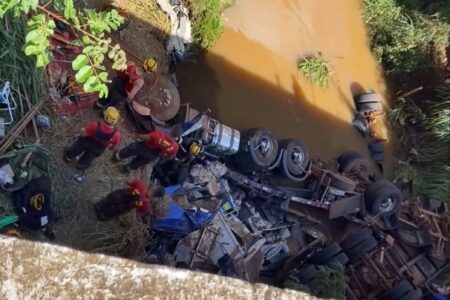 Mulher morre após caminhão com carga de arroz cair de uma ponte na GO-080, em Nerópolis