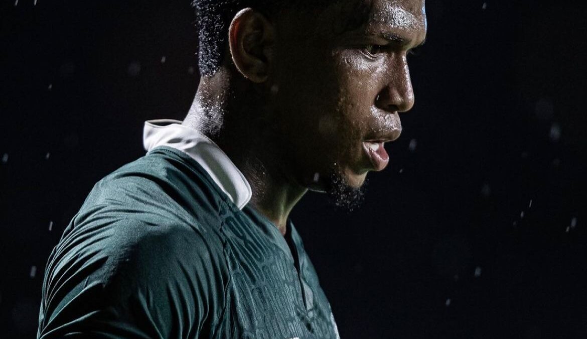 Volante Juninho jogando pelo Goiás