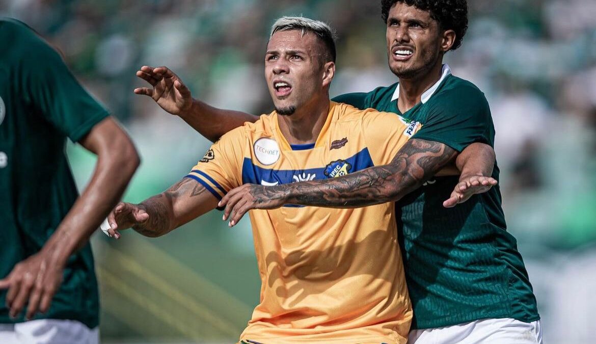 Allan Paulista sendo marcado por Cristiano