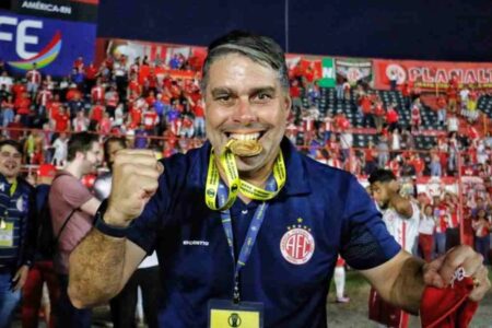 Leandro Sena com medalha de campeão com América-RN