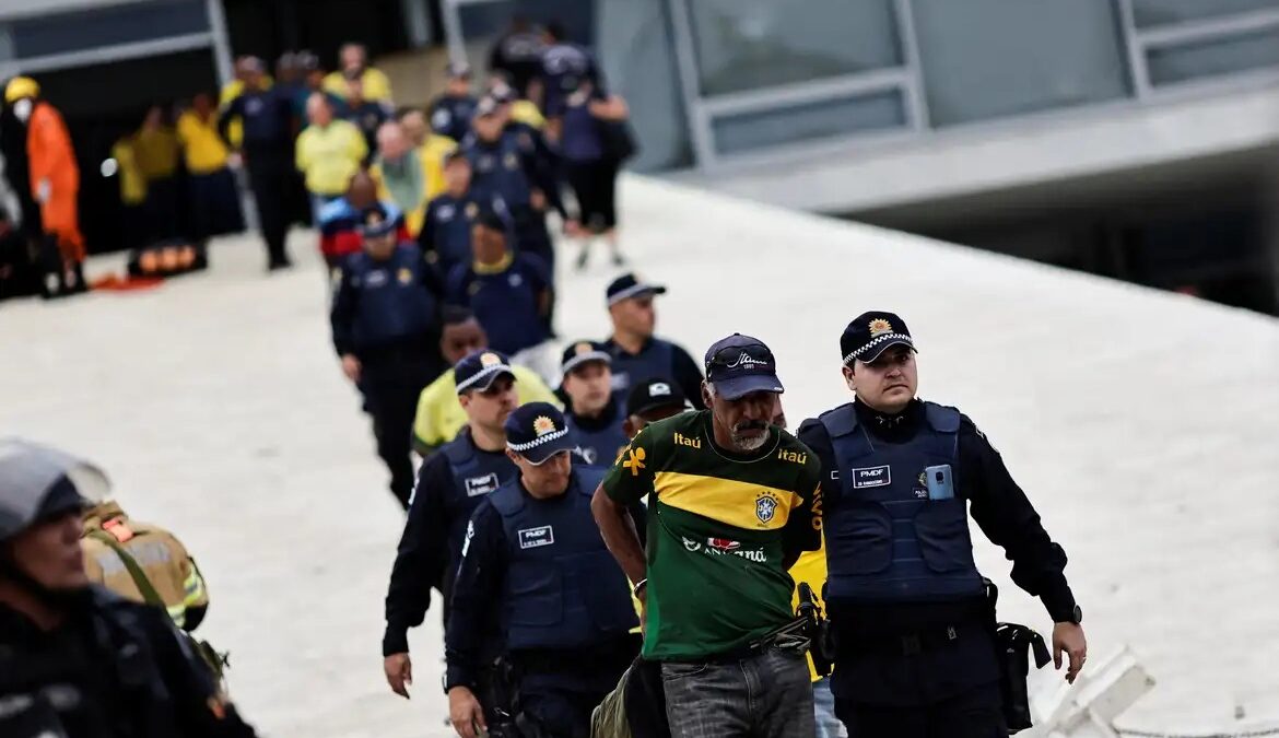 Deputados querem lei para lembrar prisão de bolsonaristas em campos de concentração Projeto tem apoio de Carla Zambelli e Mario Frias