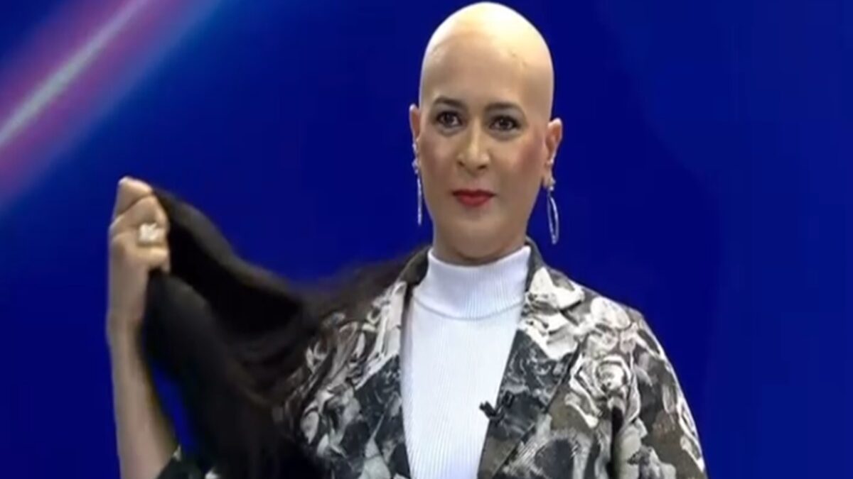 Imagem mostra apresentadora de TV de Goiás diagnosticada com câncer segurando peruca.