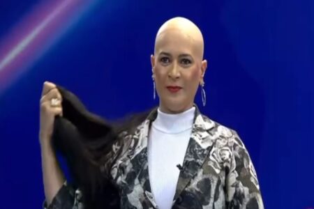 Imagem mostra apresentadora de TV de Goiás diagnosticada com câncer segurando peruca.
