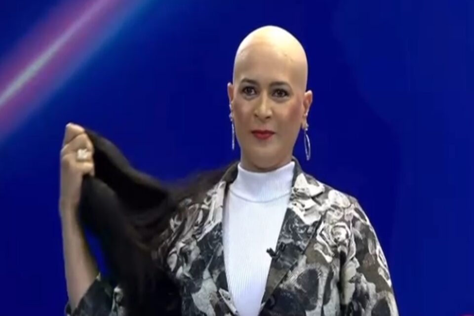 Imagem mostra apresentadora de TV de Goiás diagnosticada com câncer segurando peruca.