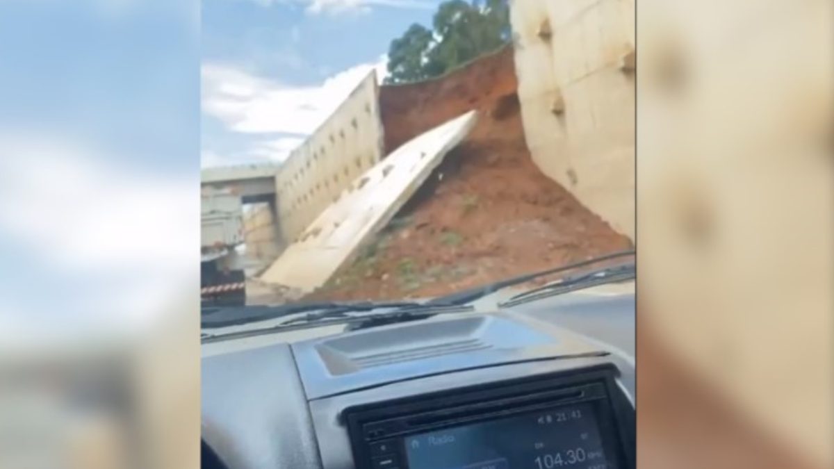 Muro de contenção desabou na BR-153 (Foto: Mais Goiás)