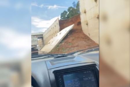 Muro de contenção desabou na BR-153 (Foto: Mais Goiás)