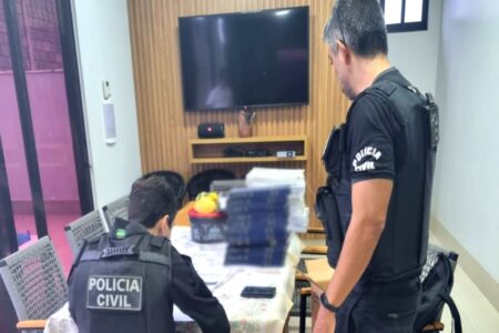 Imagem mostra agentes da Polícia Civil cumprindo mandados contra investigados por desvios em cartório de Palmeiras de Goiás.