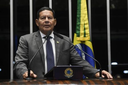 Mourão baixa o tom, se diz legalista e nega ter incitado comandantes a golpe