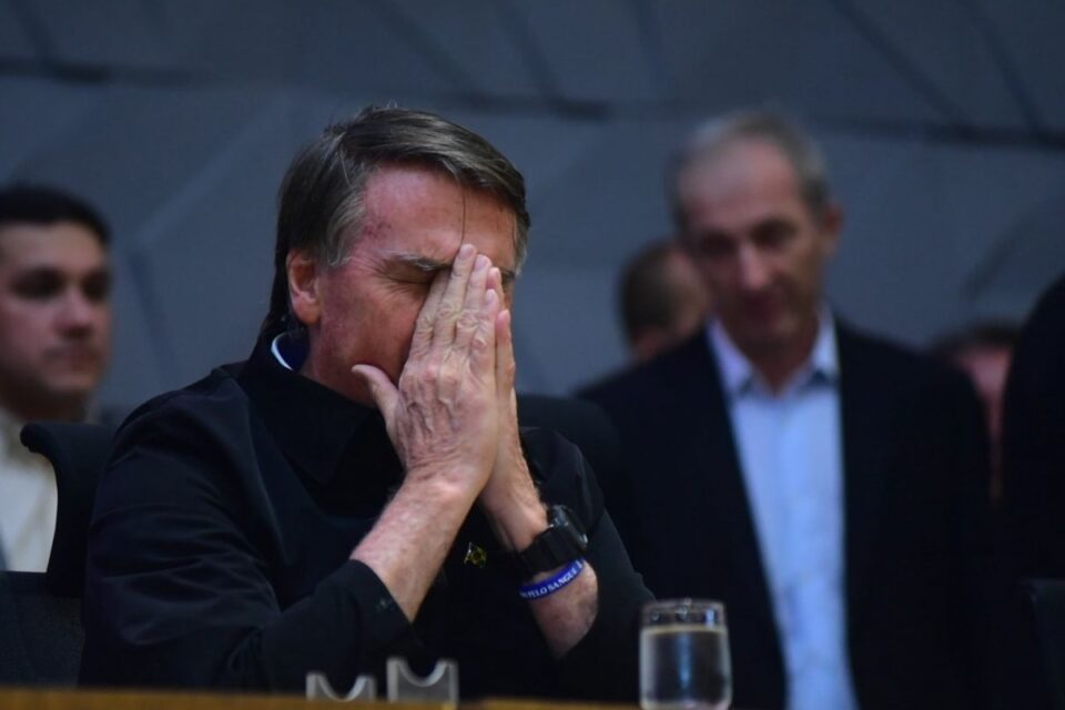 Ministros do STF veem provas consistentes para prisão de Bolsonaro, diz colunista