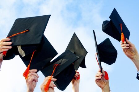 Justiça determina que faculdade de Goiânia permita a aluno inadimplente colar grau