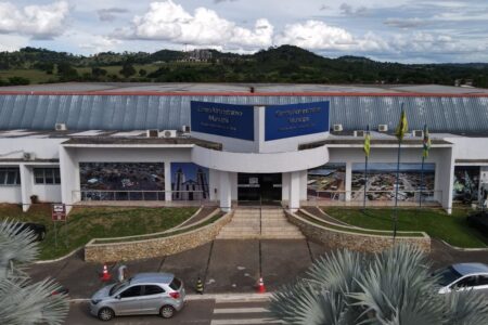 Polícia vai à prefeitura de Trindade por licitação e contrato de 2013, gestão de Jânio Darrot