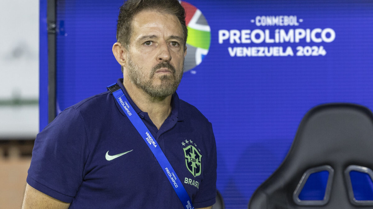 Ramon Menezes no banco de reservas da seleção