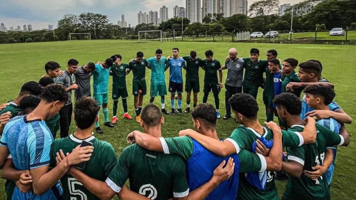 Jogadores das categorias de base do Goiás. Foto: Rogério Farina / Goiás