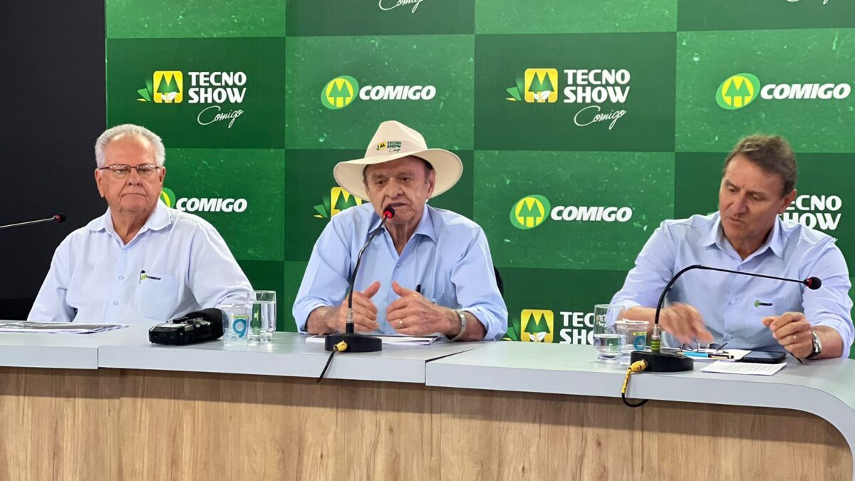 Foto colorida mostra três homens à frente de backdrop verde durante coletiva de imprensa para lançamento da Tecnoshow Comigo, em Rio Verde (Foto: Ana Paula Belini/Mais Goiás)