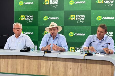 Foto colorida mostra três homens à frente de backdrop verde durante coletiva de imprensa para lançamento da Tecnoshow Comigo, em Rio Verde (Foto: Ana Paula Belini/Mais Goiás)