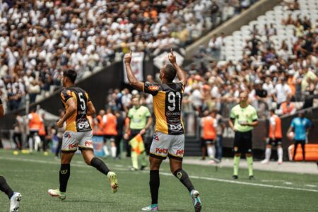 Jenison comemorando o terceiro gol contra o Corinthians