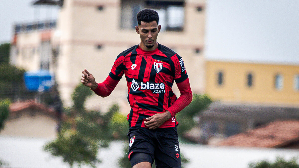 Zagueiro Alix treinando no CT do Dragão