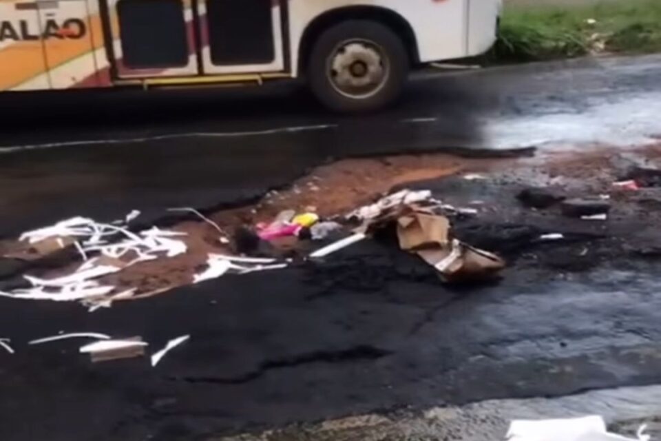 Imagem mostra asfalto arrancado após forte chuva em Goiânia.