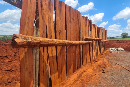 Madeira apreendida por PRF e Semad usada em obra da GO-213 (Foto: Divulgação)