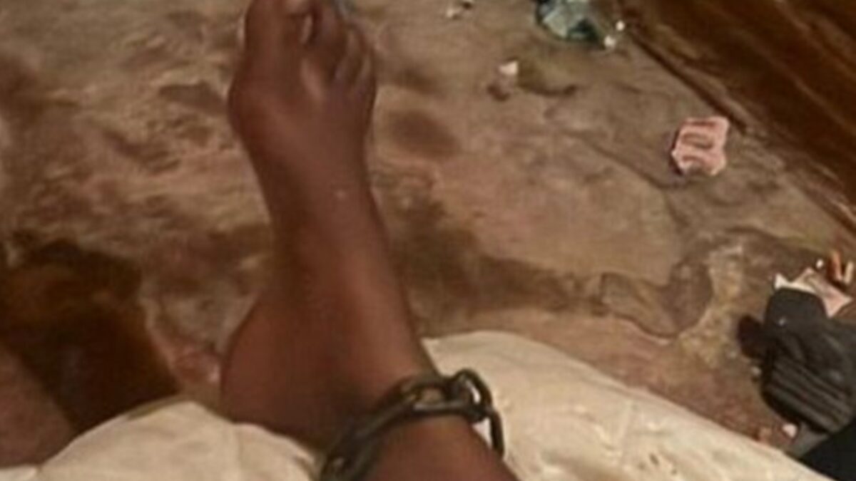 Imagem mostra filha acorrentada pelos pés em Uruaçu.