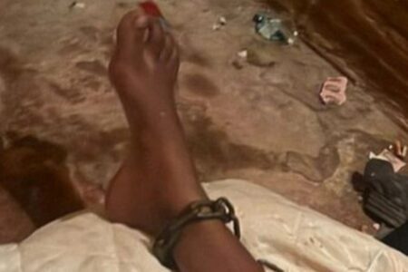 Imagem mostra filha acorrentada pelos pés em Uruaçu.