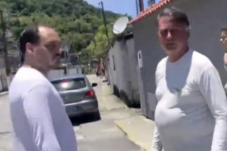 Ex-presidente Jair Bolsonaro e o filho Carlos em Angra dos Reis (Foto: Reprodução)