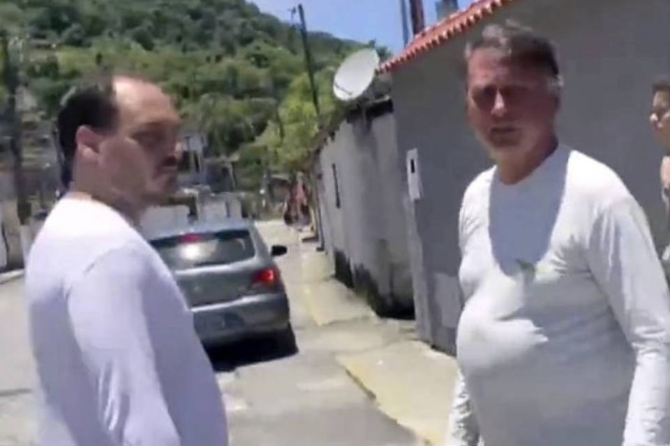 Ex-presidente Jair Bolsonaro e o filho Carlos em Angra dos Reis (Foto: Reprodução)