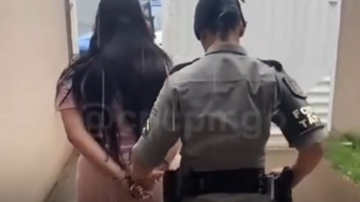 Mulher suspeita de tráfico de drogas foi presa neste sábado (3) (Foto: Reprodução / PMGO)