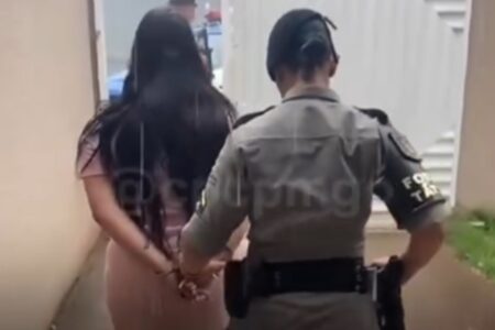Mulher suspeita de tráfico de drogas foi presa neste sábado (3) (Foto: Reprodução / PMGO)
