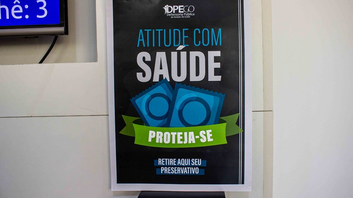 Em ação de Carnaval, Defensoria distribui preservativos em Goiânia
