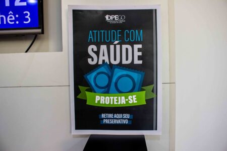 Em ação de Carnaval, Defensoria distribui preservativos em Goiânia