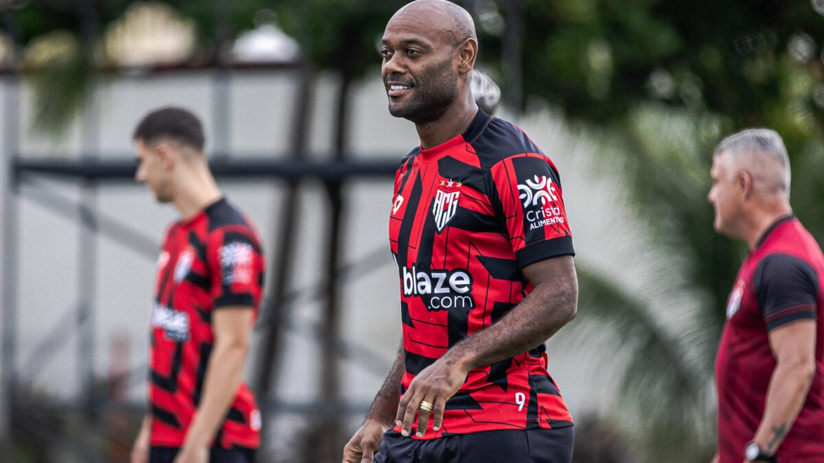 Vagner Love durante treinamento no CT do Dragão