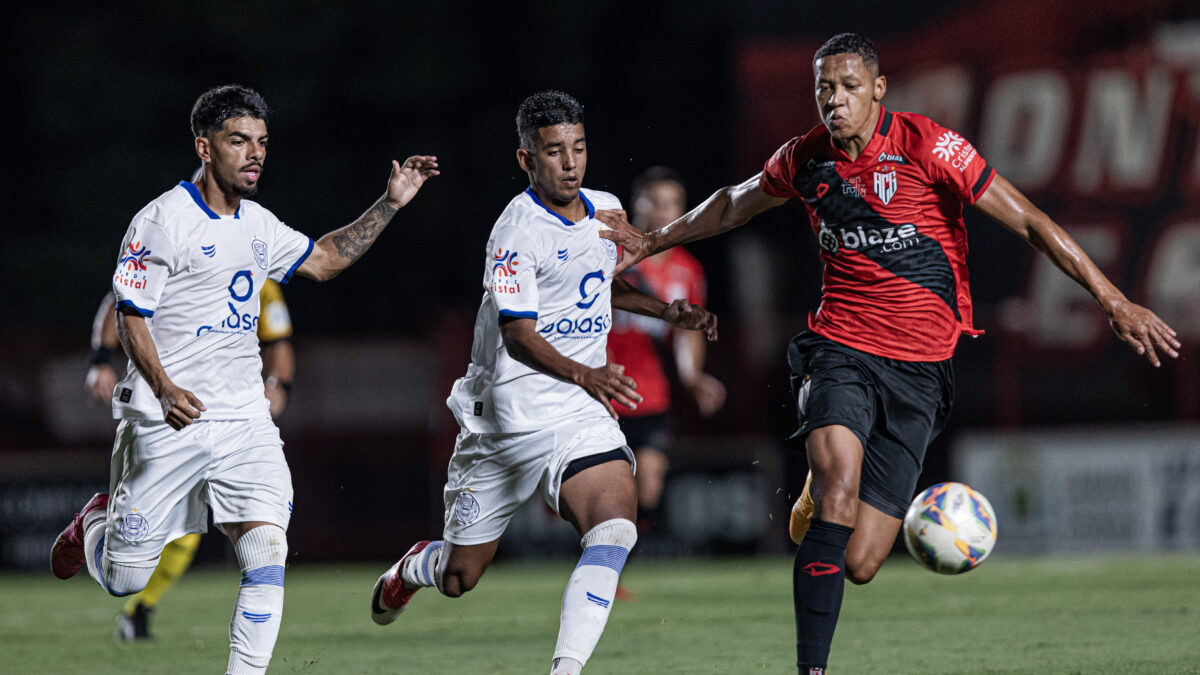 Adriano marcou seu primeiro gol com a camisa rubro-negra, diante do Goiatuba. Foto: Heber Gomes - Mais Goiás