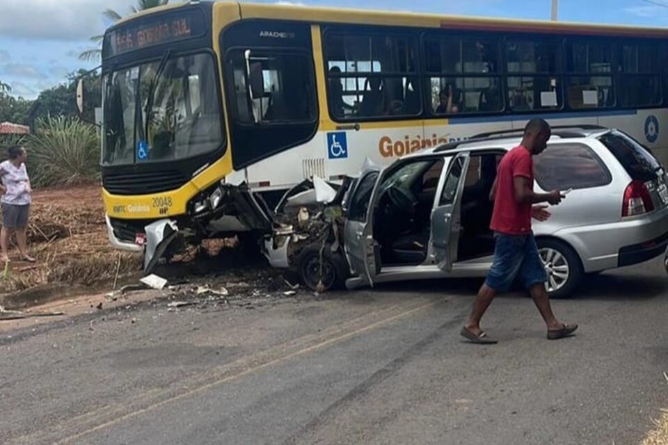 Acidente entre carro e ônibus deixa um homem ferido em Abadia de Goiás
