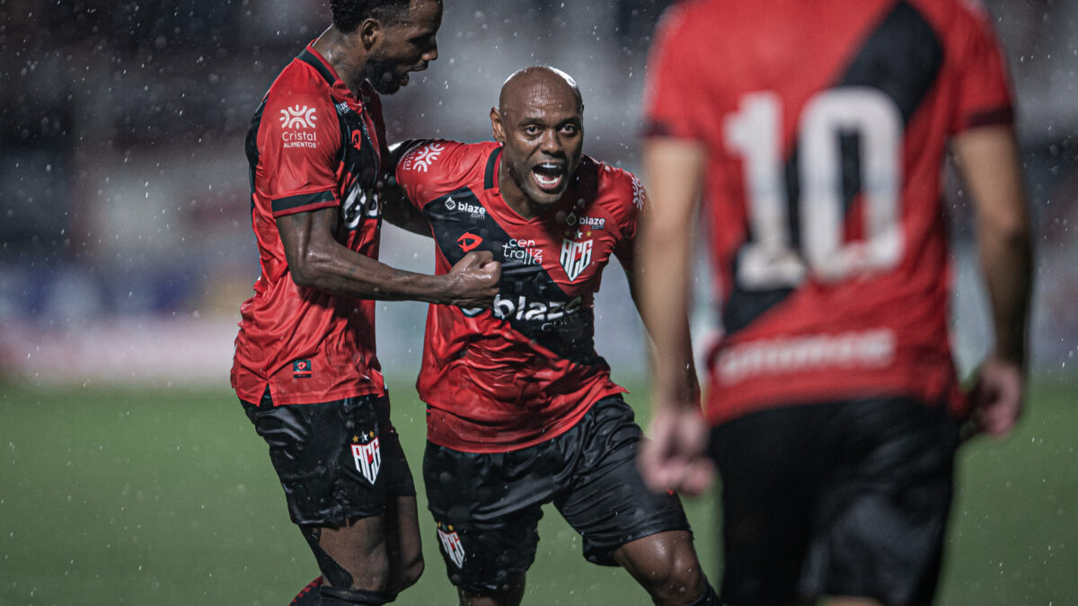 Vagner Love comemorando gol pelo Atlético Goianiense