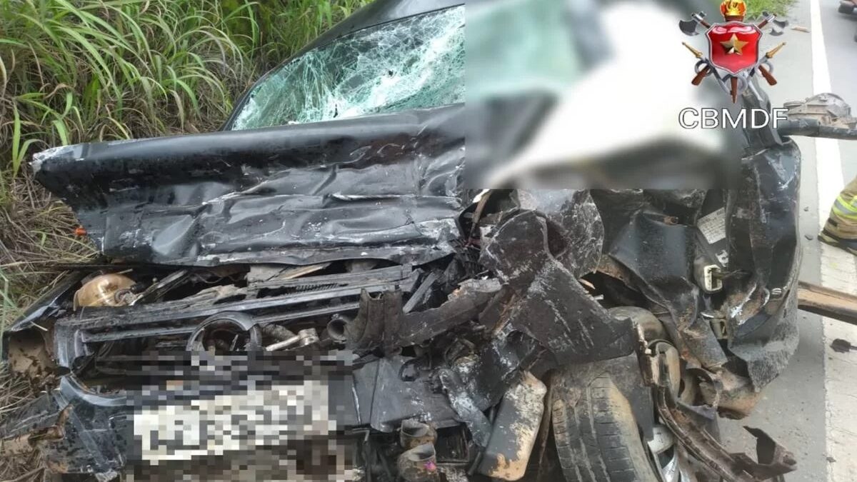 Motorista de carro bate de frente com caminhão e morre preso às ferragens no DF