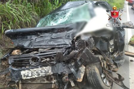 Motorista de carro bate de frente com caminhão e morre preso às ferragens no DF