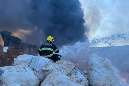 Bombeiros combatem incêndio em depósito de recicláveis em Montividiu por 10 horas