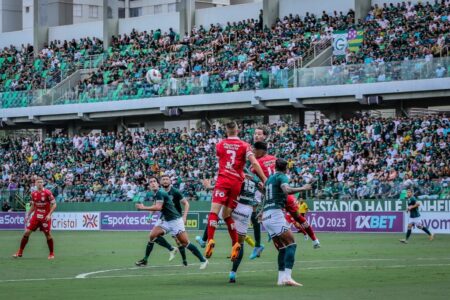 Goiás e Vila Nova se enfrentando no estádio Hailé Pinheiro