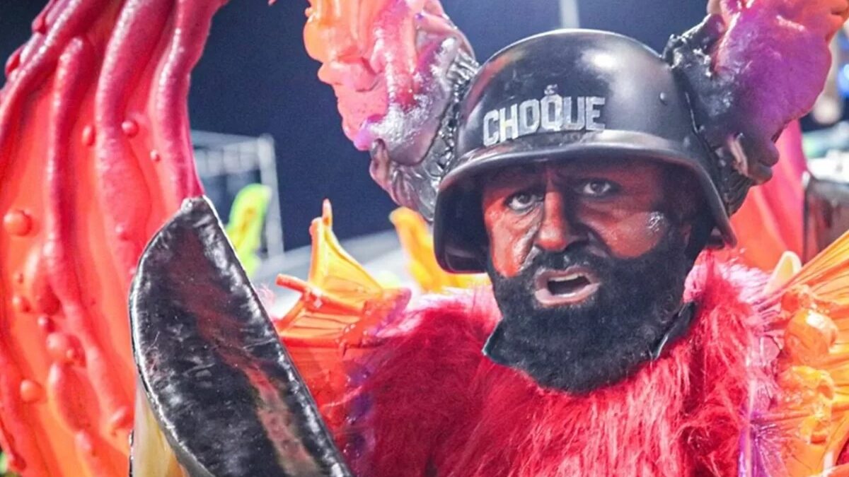 Imagem mostra um integrante da Vai Vai fantasiado com chifres e um chapéu do 'Choque', algo que foi alvo de repúdio da PM de Goiás.