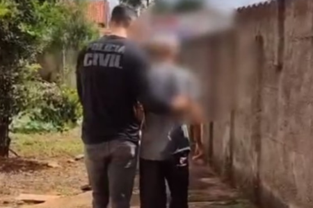 Polícia Civil com um dos idosos resgatados em Anápolis (Foto: Reprodução)