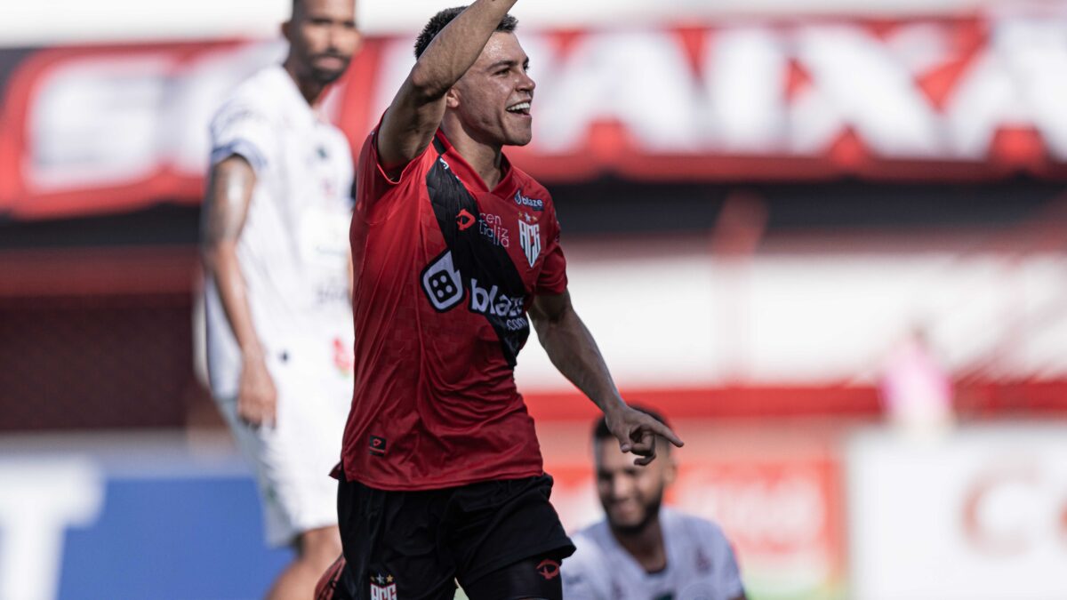 Roni comemorando gol marcado pelo Atlético Goianiense