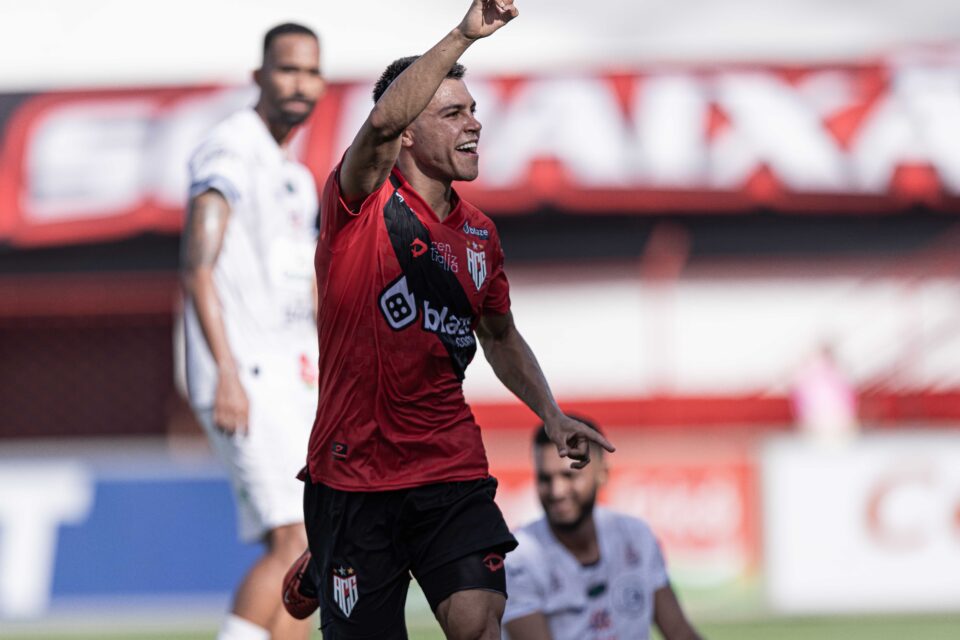Roni comemorando gol marcado pelo Atlético Goianiense