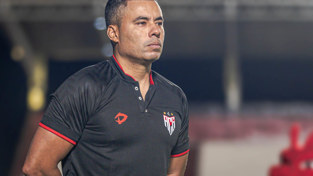 Treinador Jair Ventura perfilado no Accioly