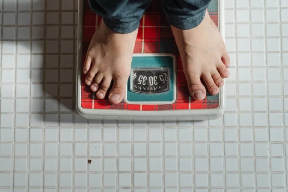 Mãe é condenada à prisão na Itália por obrigar filha a fazer dieta e não passar dos 47 kg Acusada de maus tratos após denúncia de tia