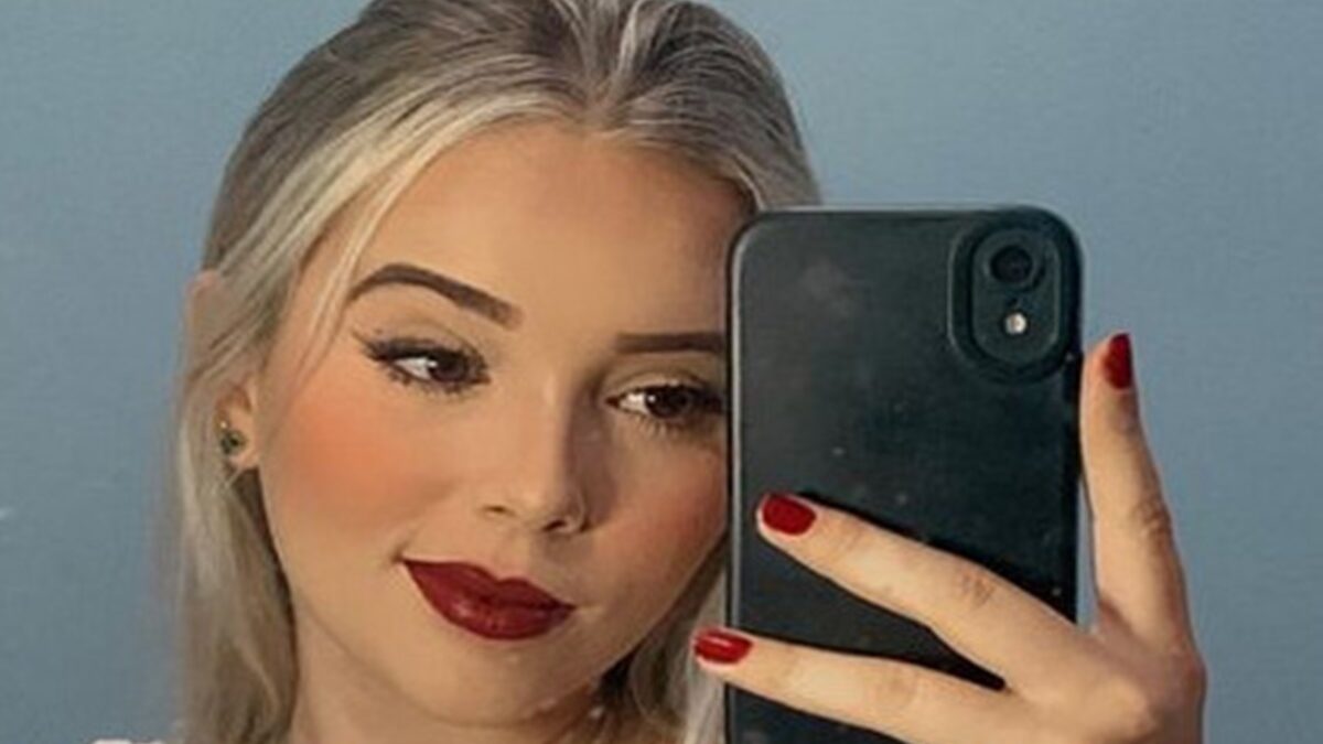 Imagem mostra adolescente que morreu vítima de dengue em frente a um espelho tirando foto.