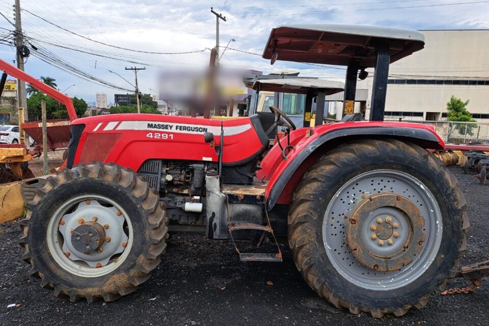 Trator de R$ 150 mil furtado há um ano, em MG, é recuperado em Goiânia