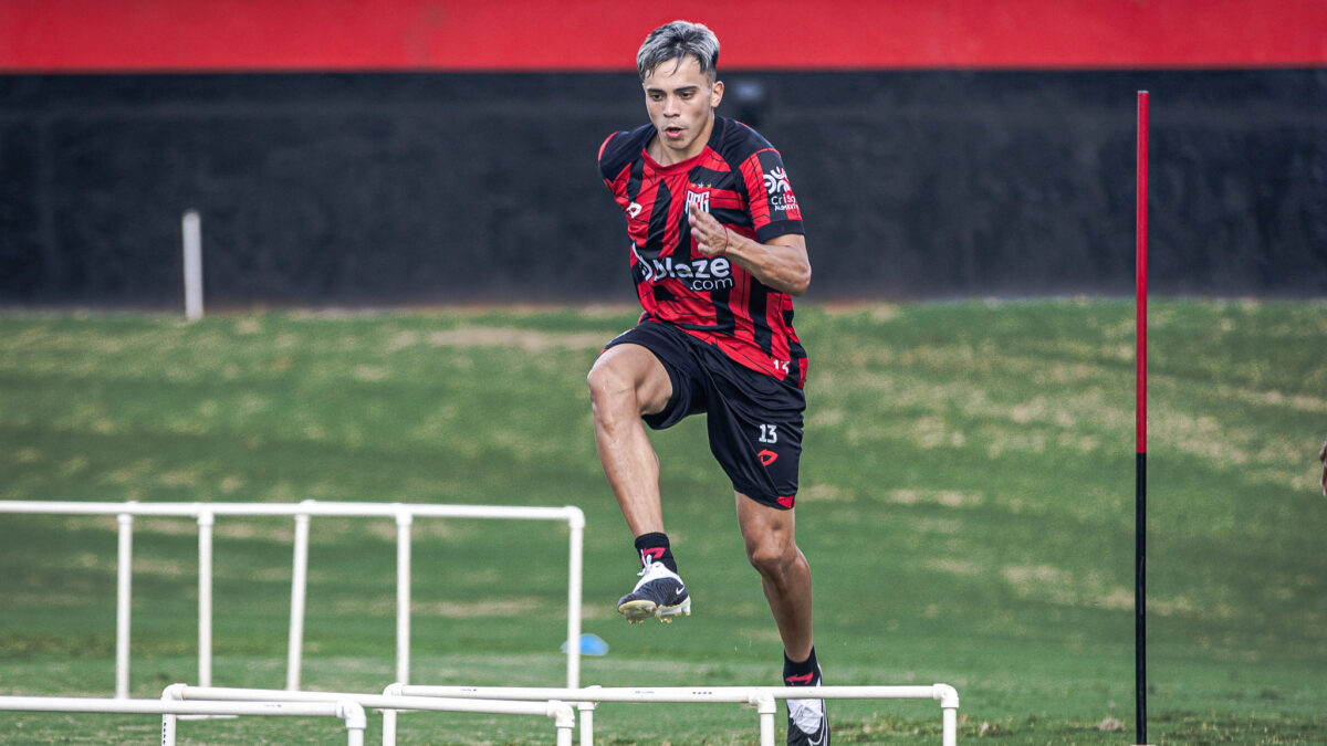 Alejo Cruz treinando no CT do Dragão