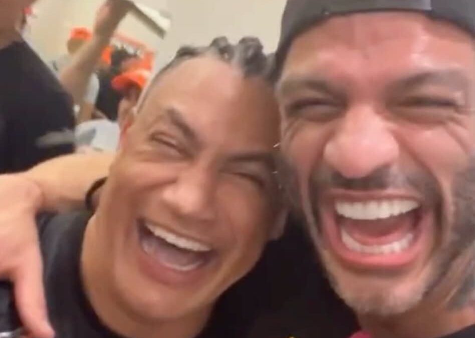 Popó ao lado de Bambam após a luta