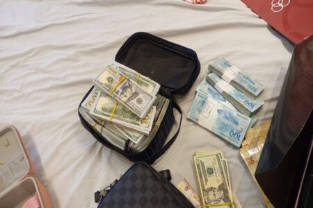 Imagem mostra cédulas apreendidas durante operação contra lavagem de dinheiro com criptomoedas.